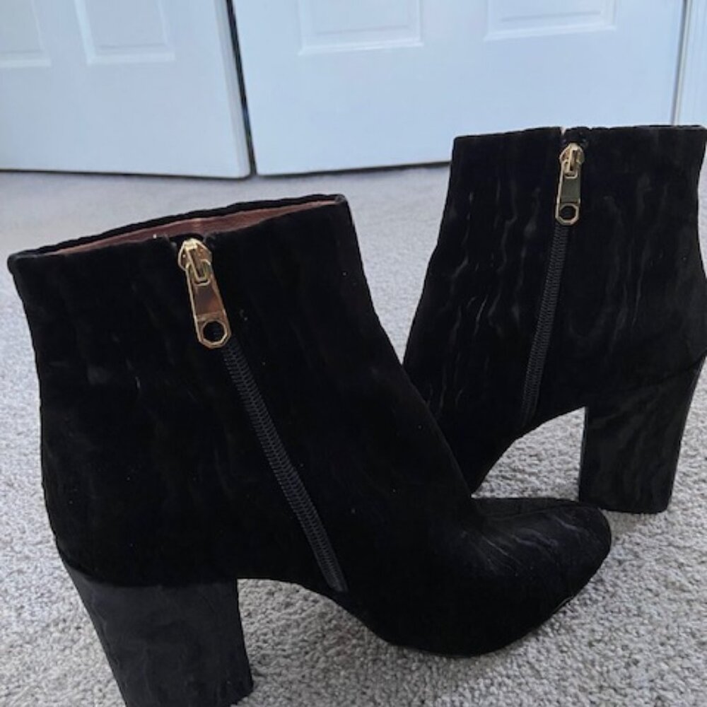 Black ankle boot by Louise et Cie